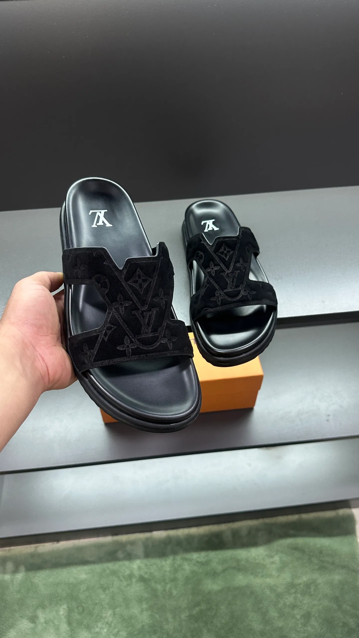 P300 🔍Top purchasing agent LV men's spring and summer slippers counter synchronized. The upper is made of cowhide fabric imported from Italy, with logo graphics and high-quality craftsmanship. The sole is: the original sole provided by the original factory. The exclusive molded sole is super comfortable. The original factory follows the order. 🔍🔍High quality. You can enter and exit the counter at will. Welcome to compare. Size 38-45